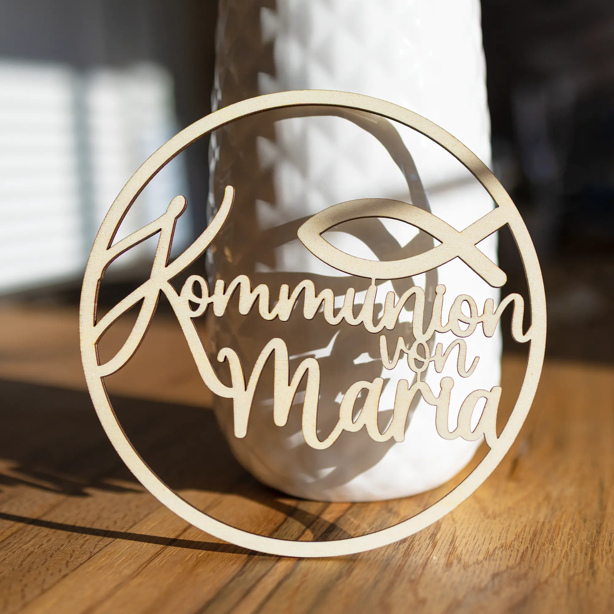 Personalisierter Holzkranz – „Kommunion von“ mit Fischsymbol – Bild 2