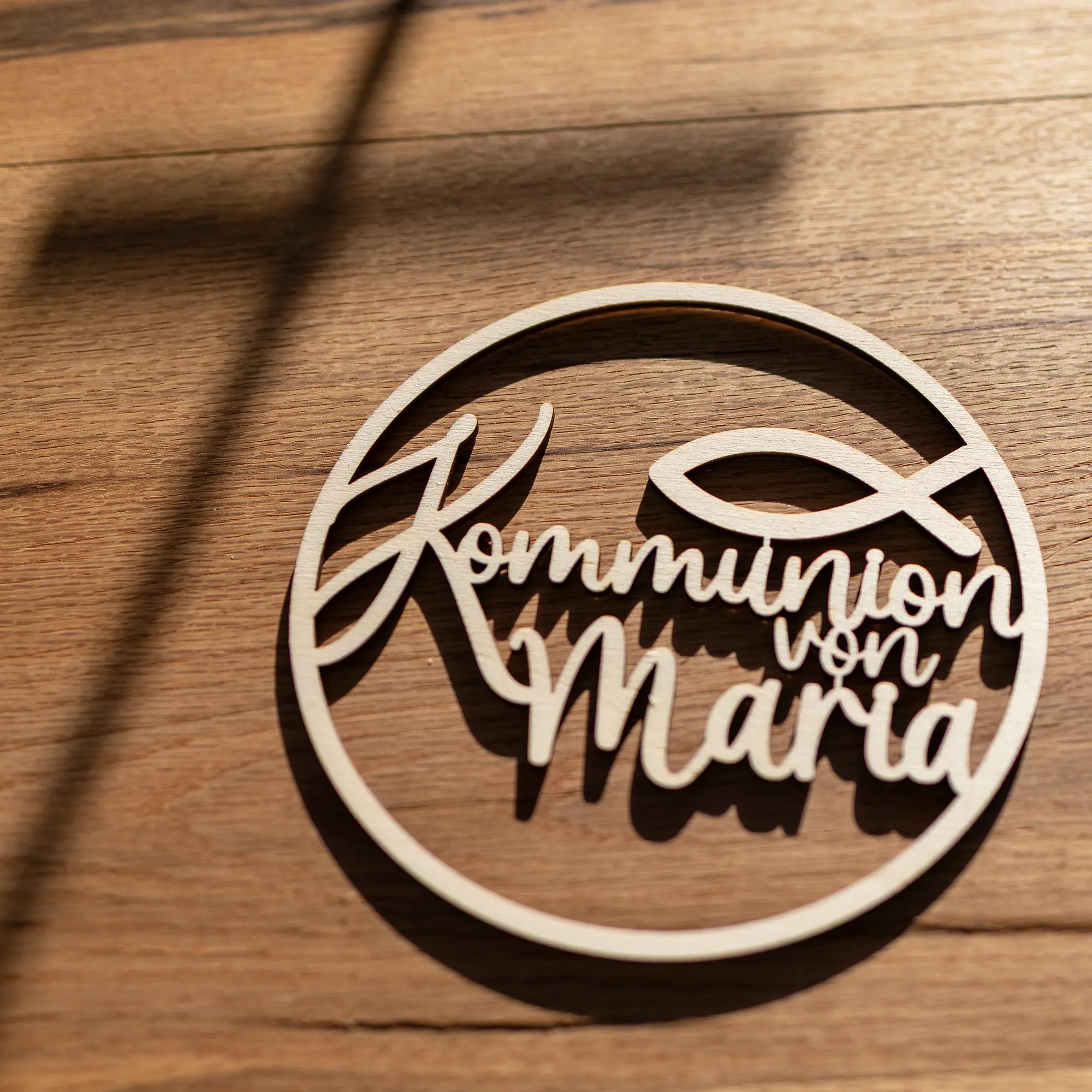 Personalisierter Holzkranz – „Kommunion von“ mit Fischsymbol – Bild 6