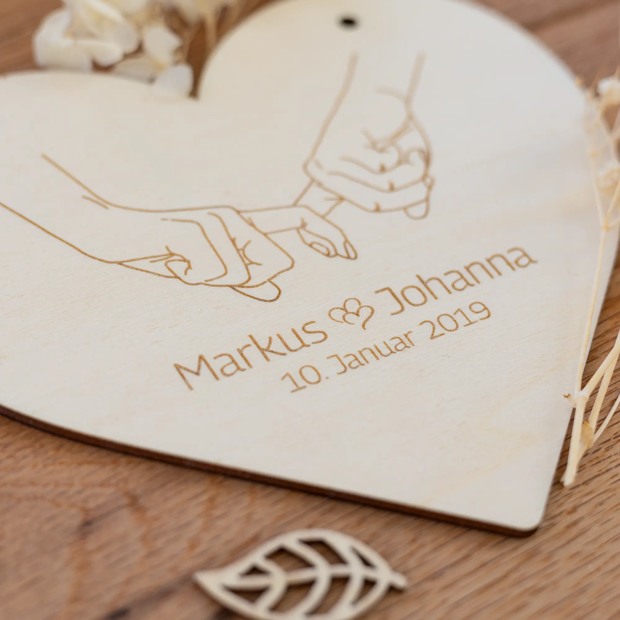 Personalisierter Herzaufhänger mit Handmotiv für Paare – Bild 4