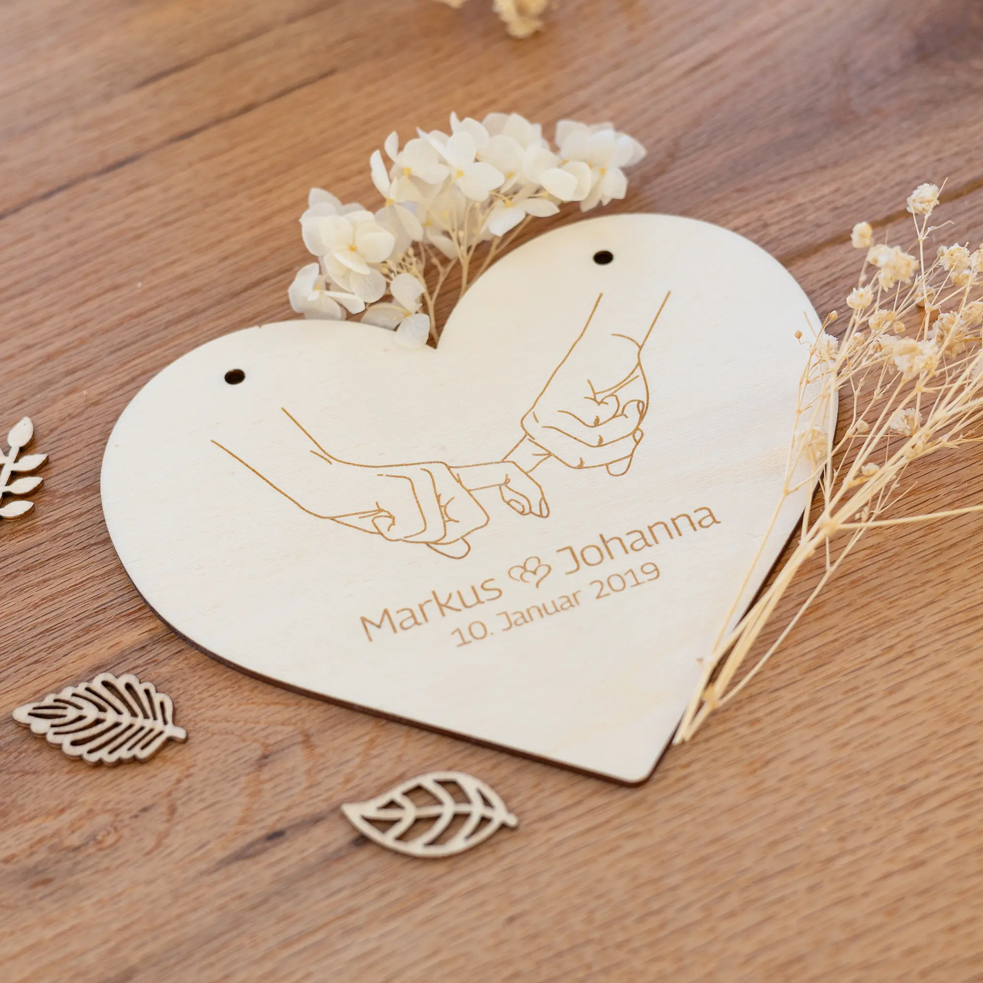 Personalisierter Herzaufhänger mit Handmotiv für Paare