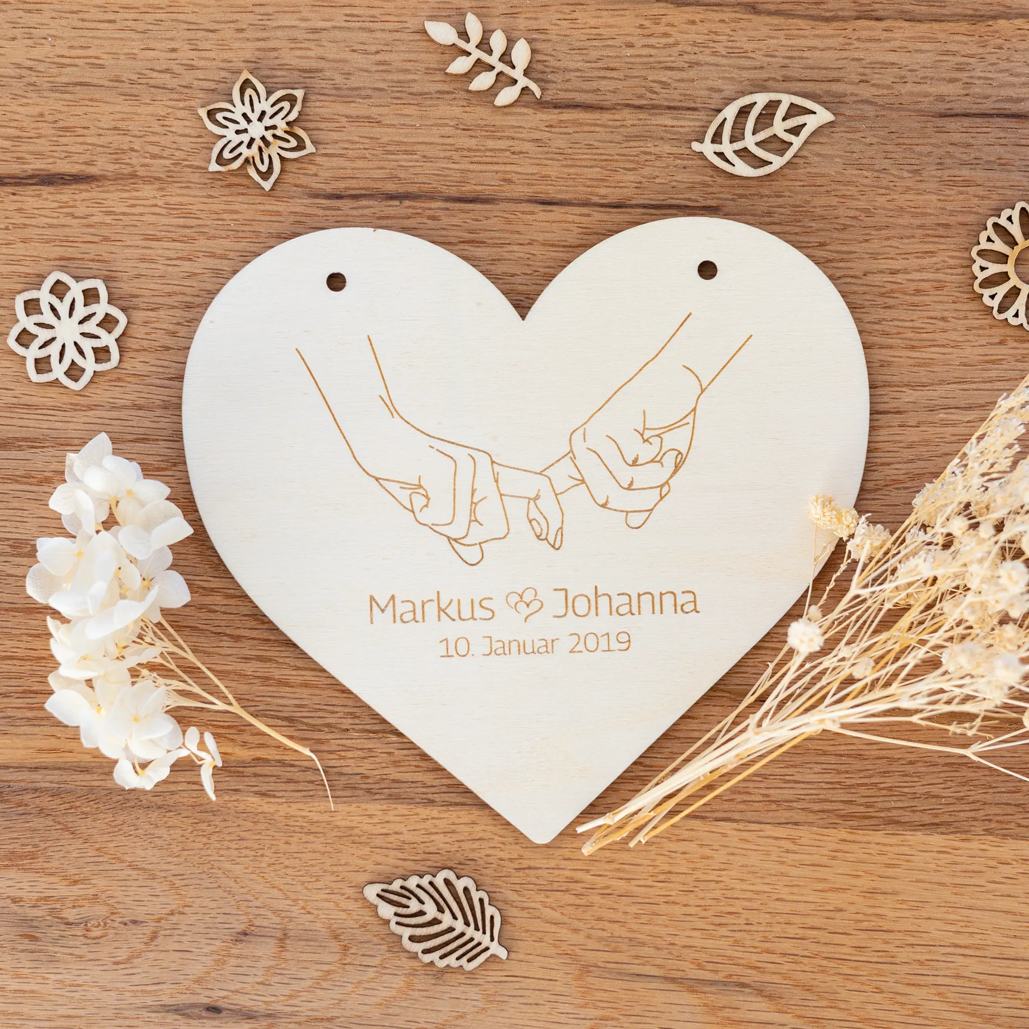 Personalisierter Herzaufhänger mit Handmotiv für Paare – Bild 3