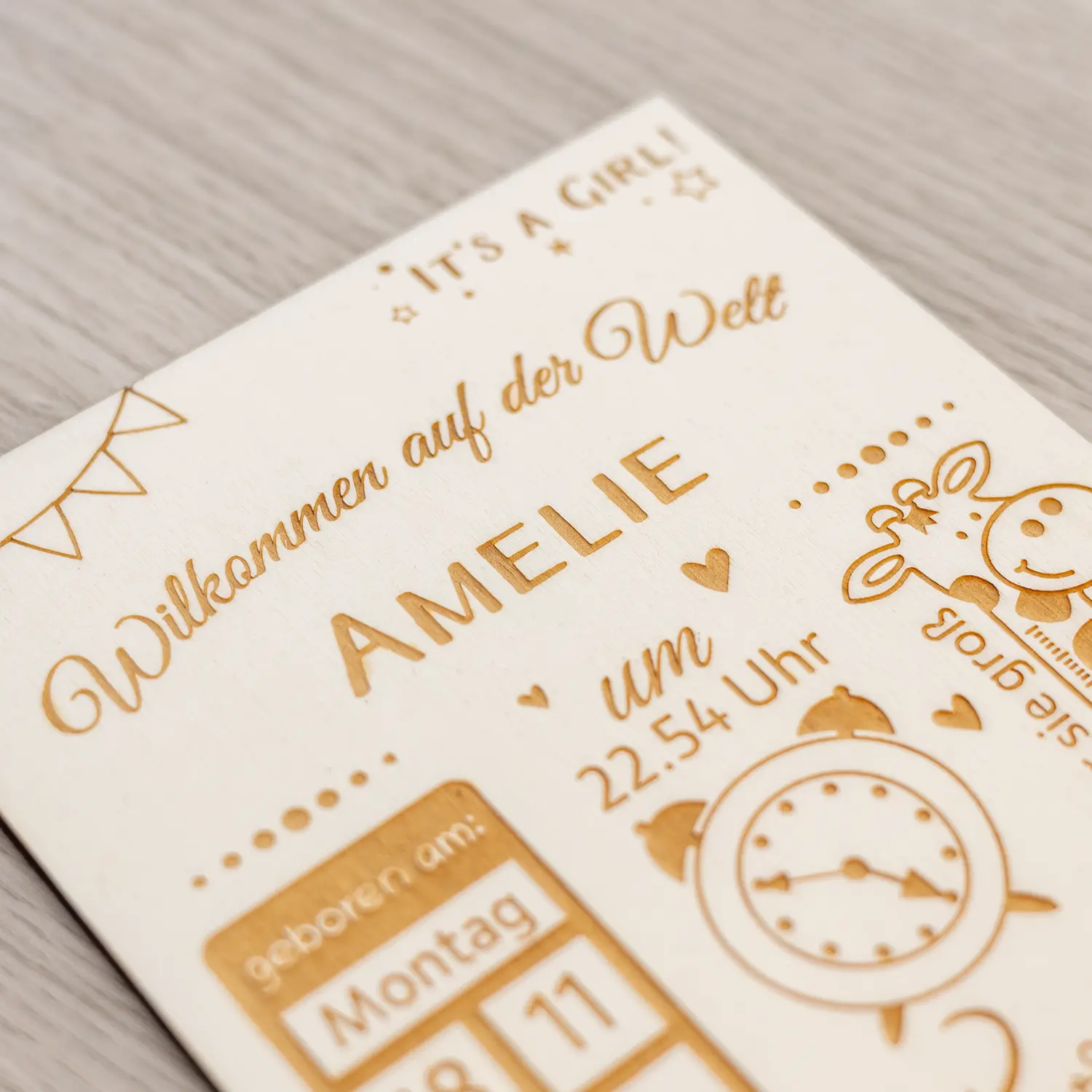 Geburtstafel aus Holz – Meilenstein – Herzlich Willkommen auf der Welt, personalisiert mit Namen und Geburtsdaten – Bild 3