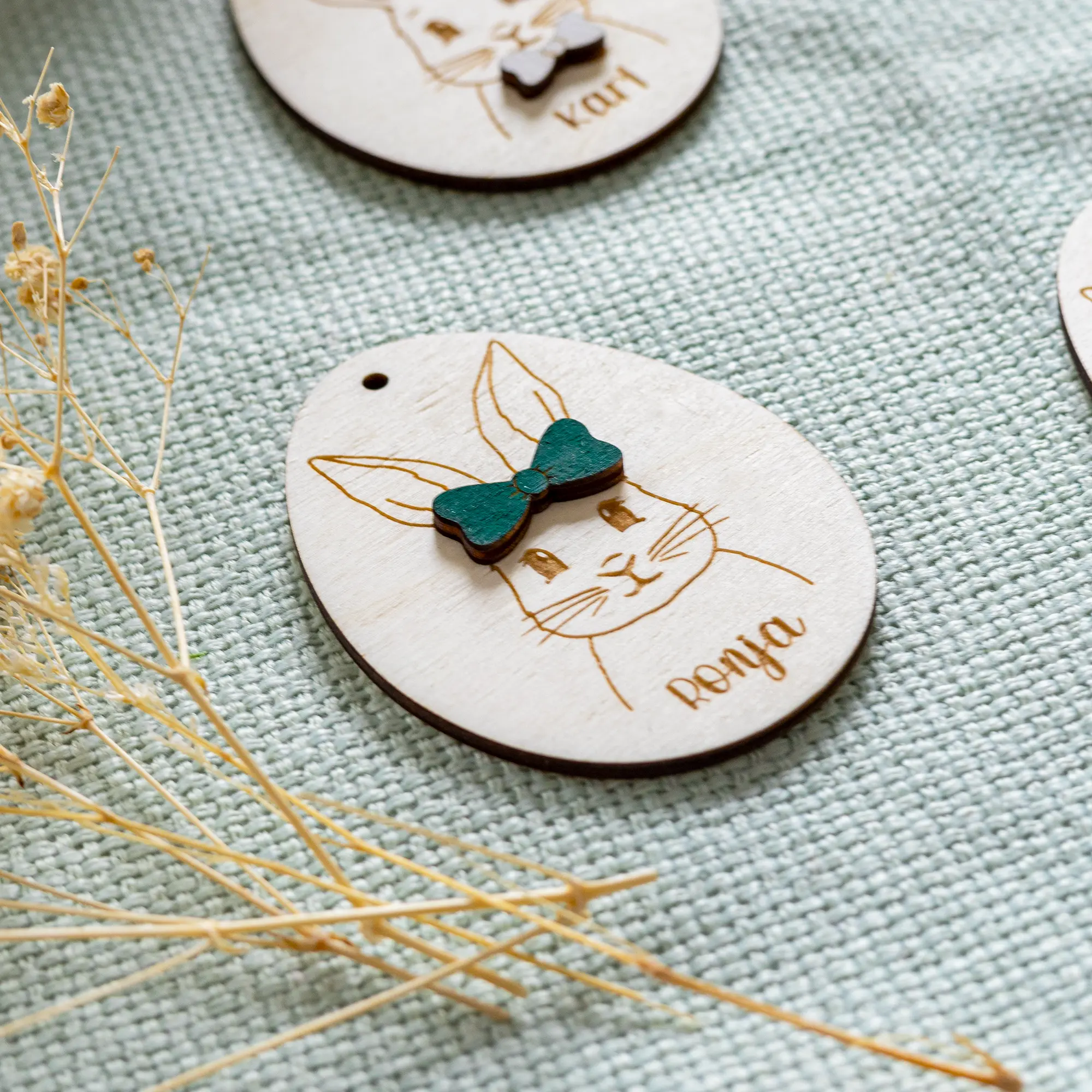 Personalisierter Hasenanhänger mit Sonnenbrille und Schleife – Bild 6