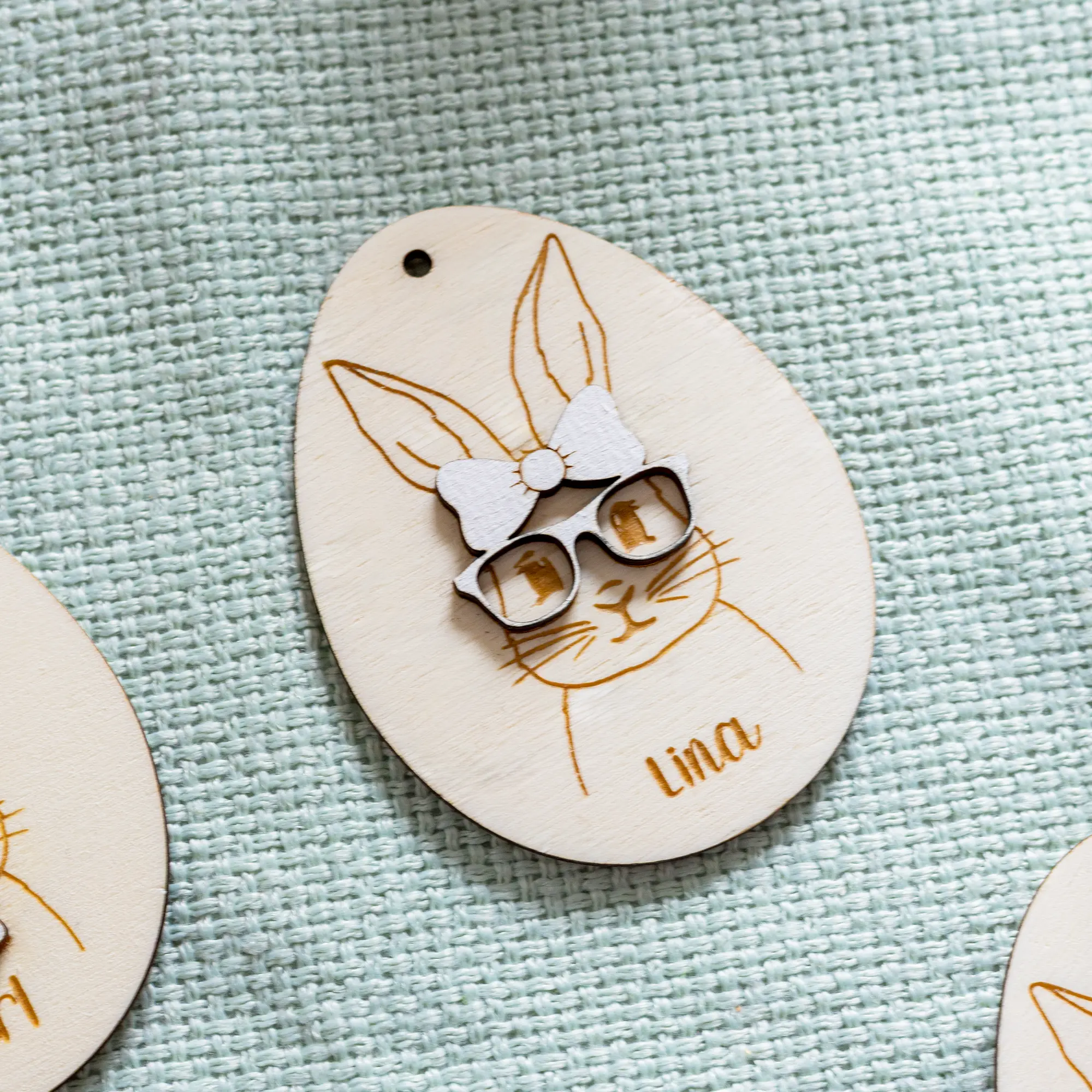 Personalisierter Hasenanhänger mit Sonnenbrille und Schleife – Bild 5