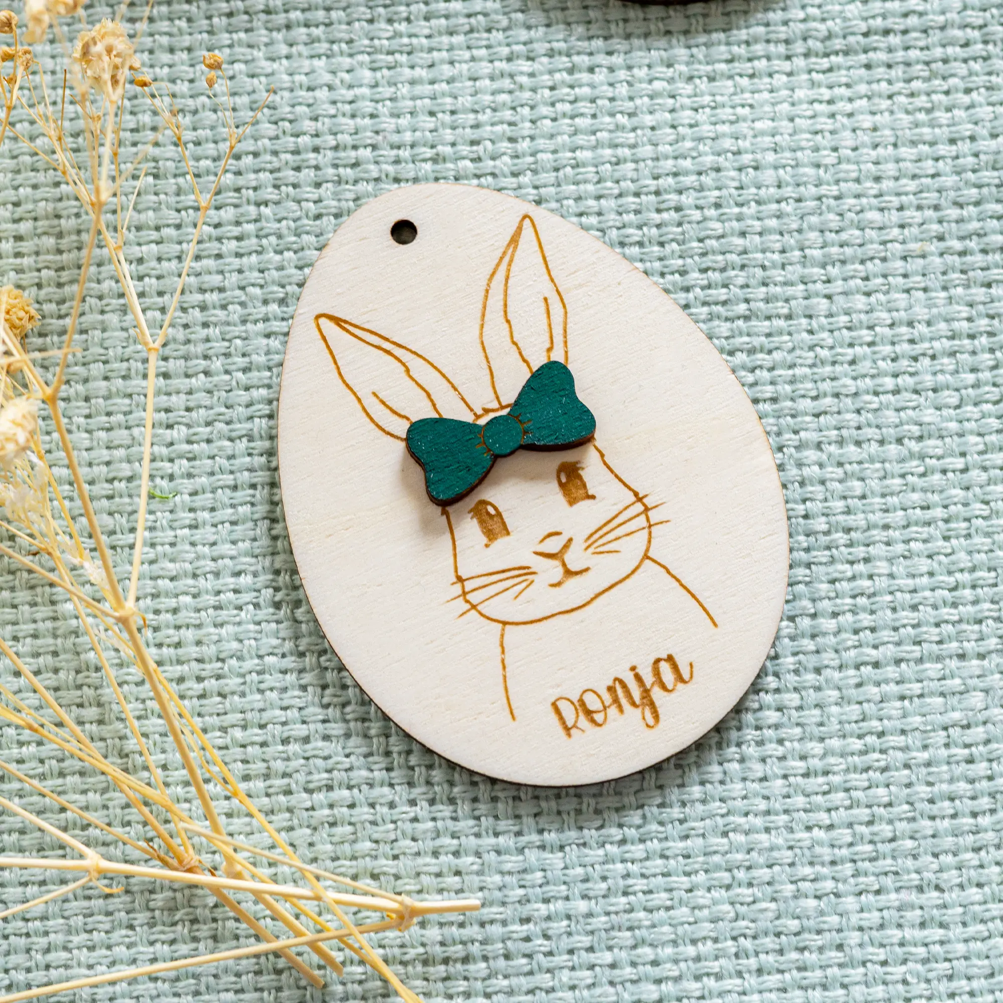 Personalisierter Hasenanhänger mit Sonnenbrille und Schleife – Bild 3