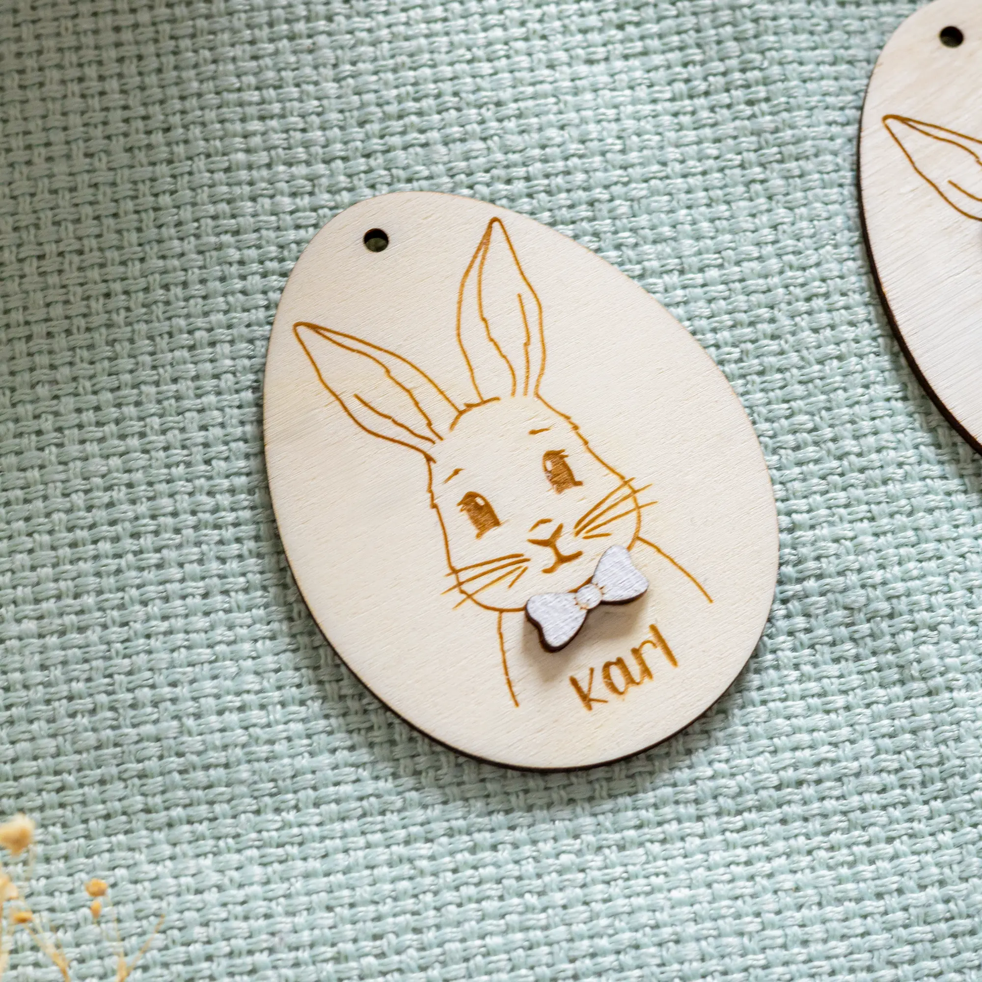 Personalisierter Hasenanhänger mit Sonnenbrille und Schleife – Bild 4