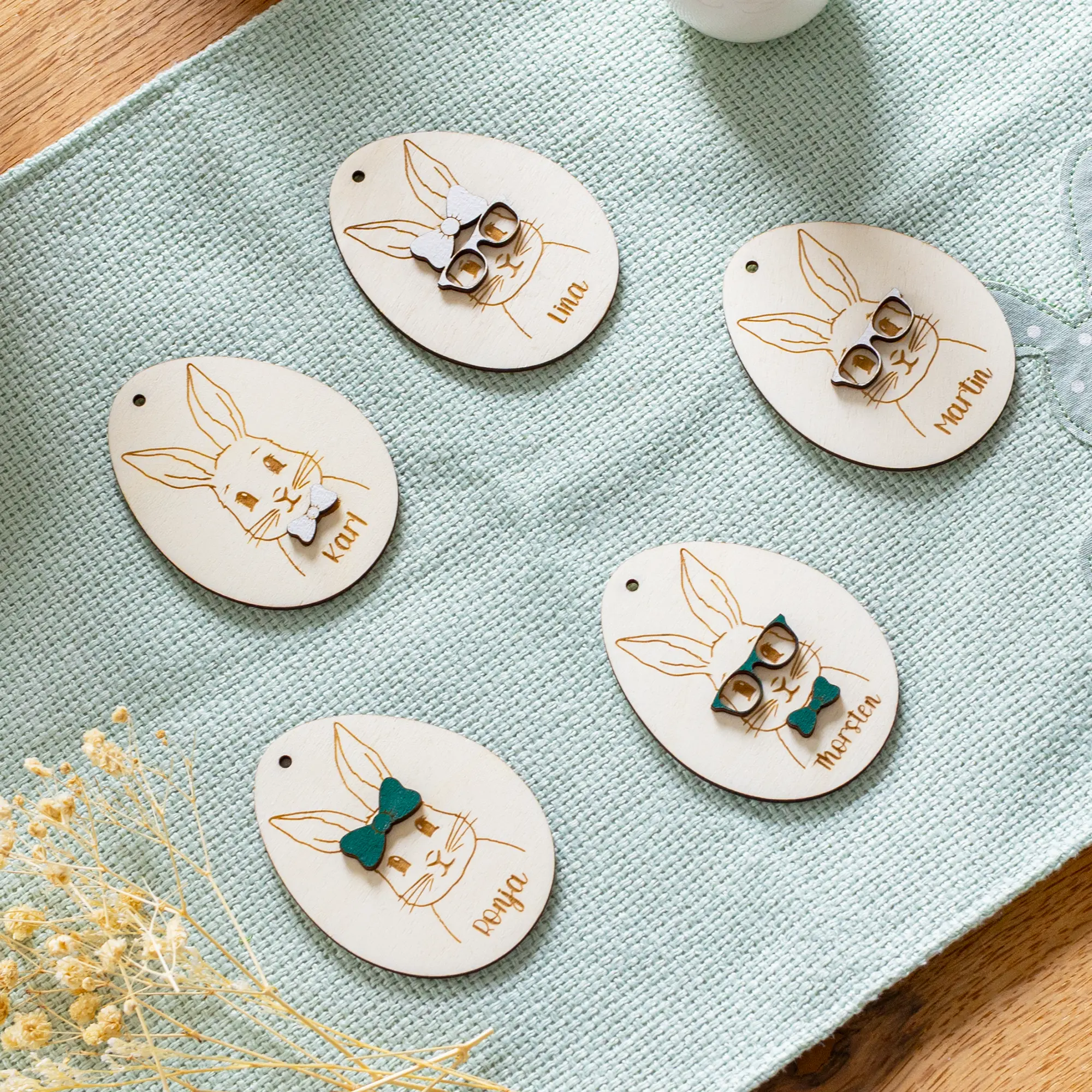 Personalisierter Hasenanhänger mit Sonnenbrille und Schleife