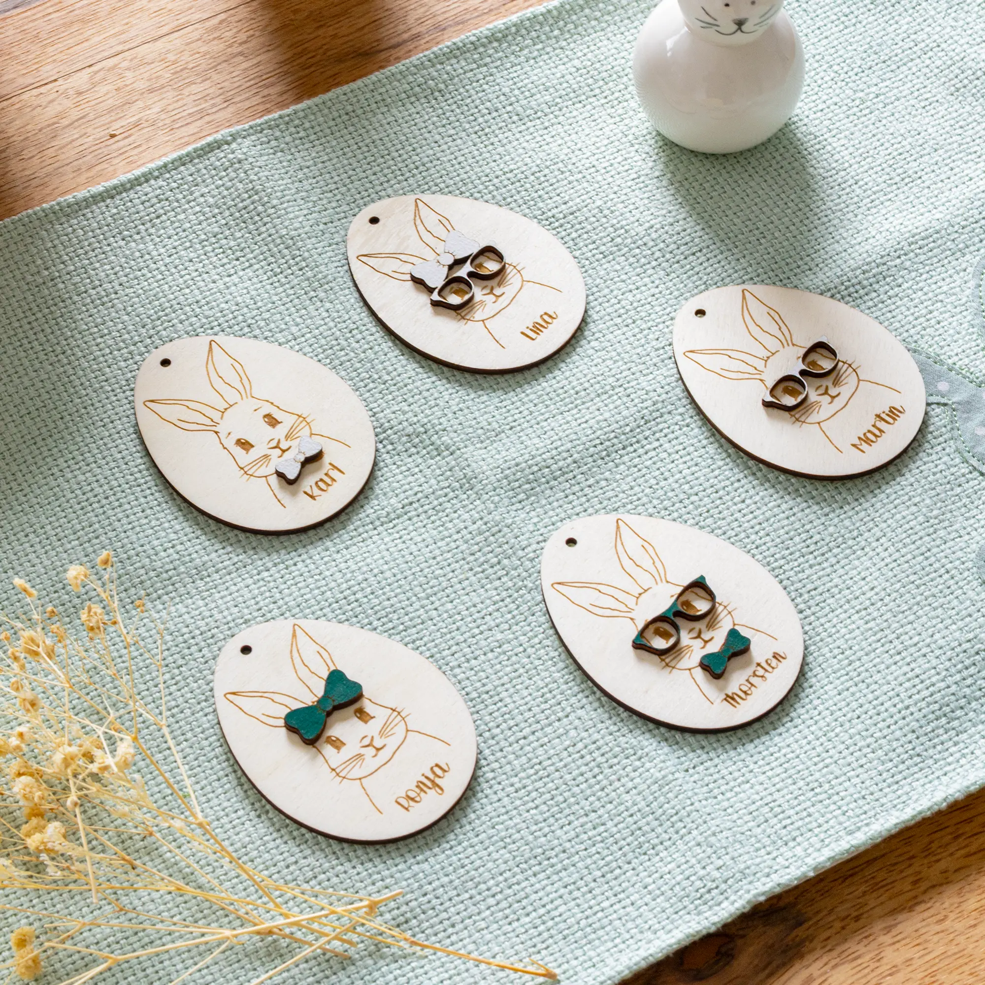 Personalisierter Hasenanhänger mit Sonnenbrille und Schleife – Bild 7