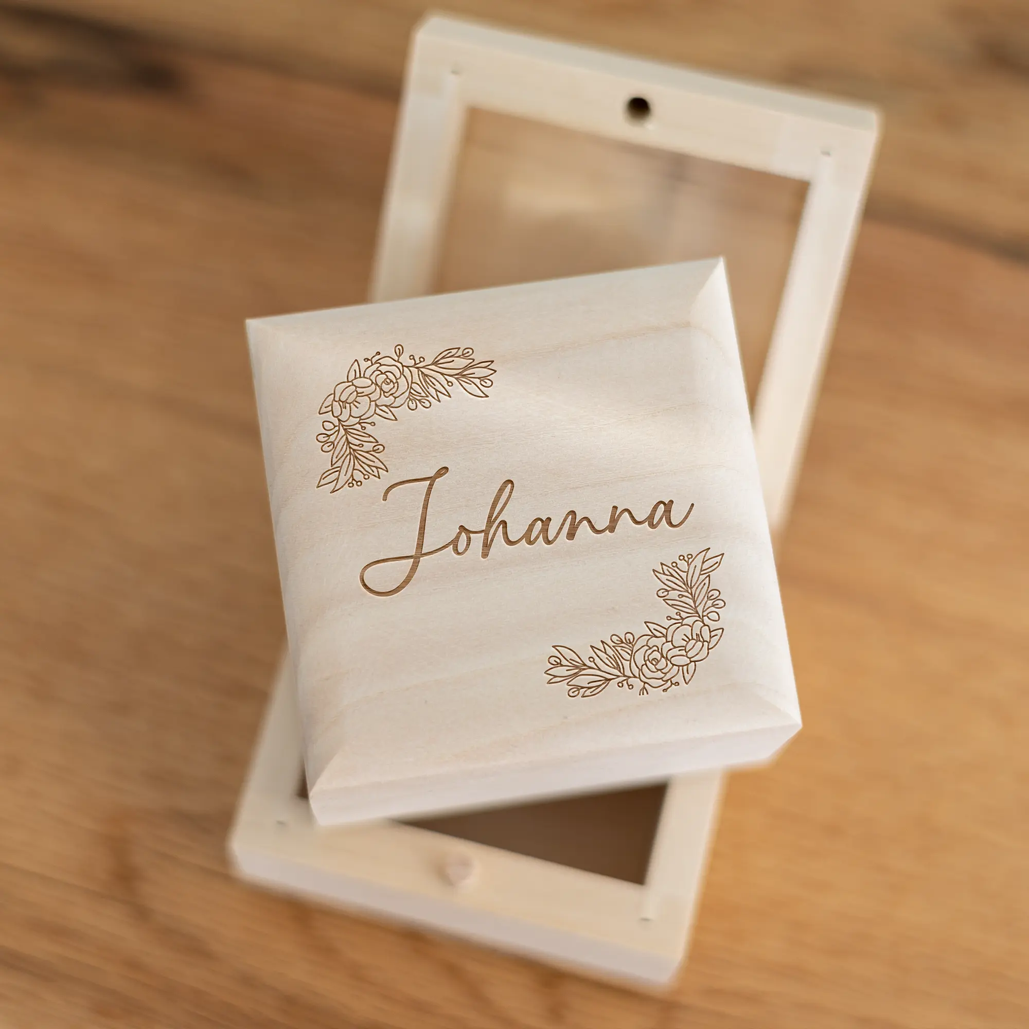 Personalisiertes Schmuckkästchen im floralen Design