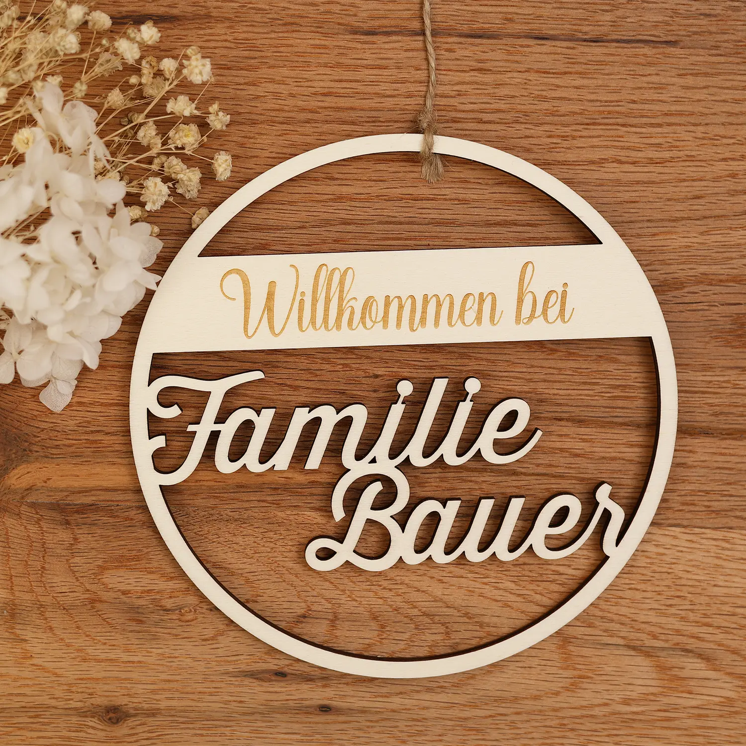 Holzschild – Willkommen bei, personalisiert mit Familienname