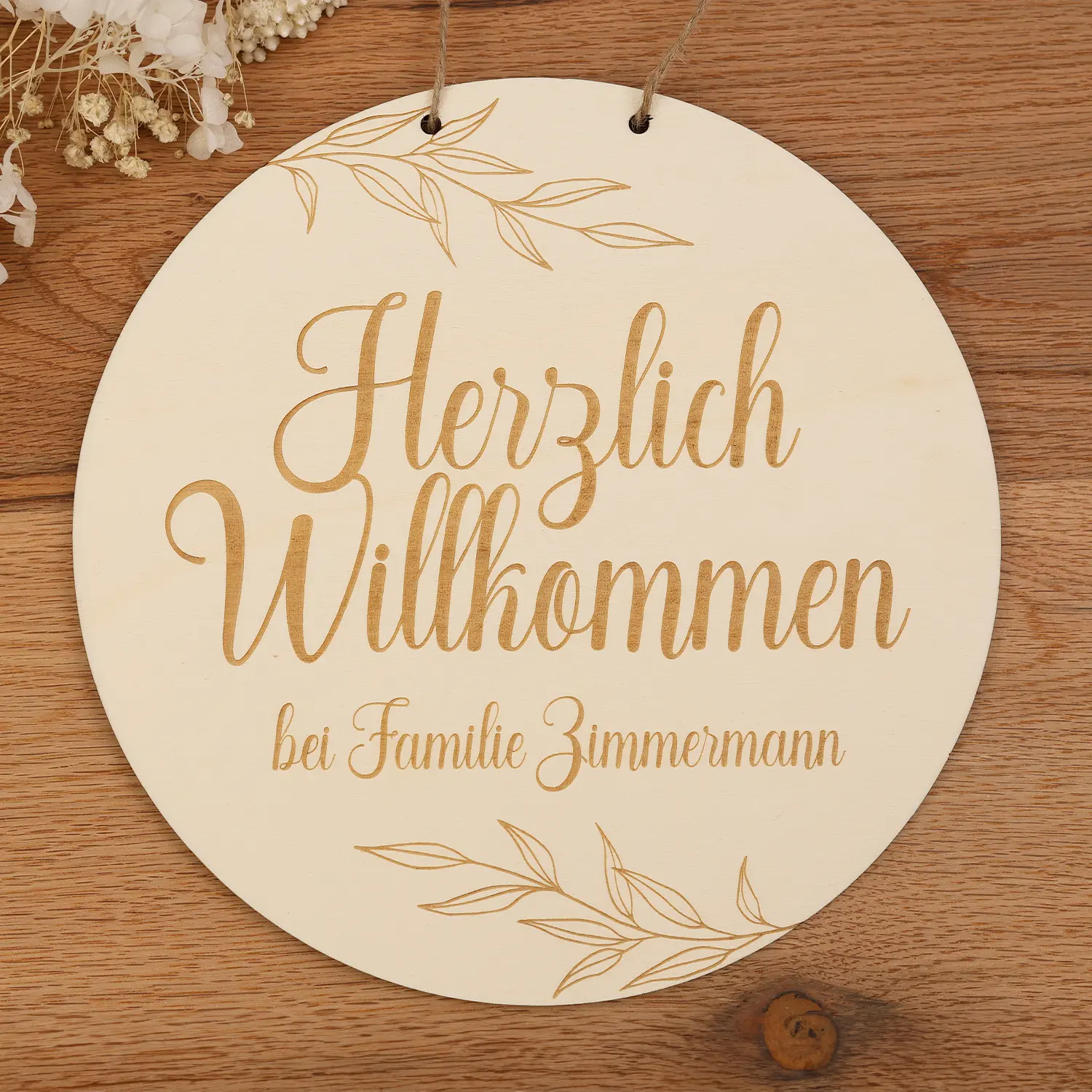 Familienschild – Herzlich Willkommen, personalisiert mit Namen