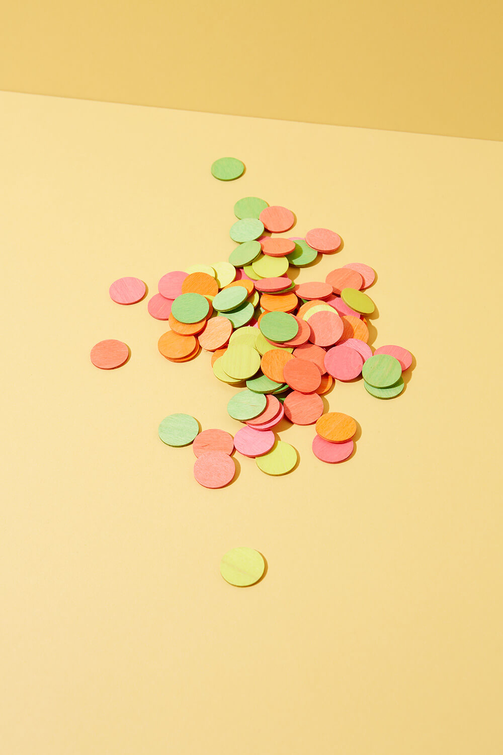 Grimm’s Konfettitaler aus Holz 100 Stück “Neon Flash”